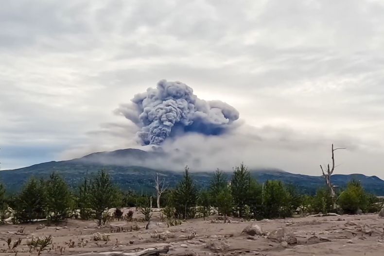 En esta imagen tomada de un video de la AP, proporcionado por el Instituto de Vulcanología y Sismología de la rama del Oriente Lejano de la Academia de Ciencias de Rusia, el domingo 18 de agosto de 2024, una columna de humo emerge del volcán Shiveluch, en la Península de Kamchatka, al norte de Petropavlovsk-Kamchatsky, Rusia. (Video del Instituto de Vulcanología y Sismología de la rama del Oriente Lejano de la Academia de Ciencias de Rusia vía AP)