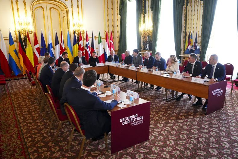El primer ministro británico Keir Starmer (al fondo, al centro) preside una cumbre para examinar la situación en Ucrania, en Lancaster House, el domingo 2 de marzo de 2025, en Londres. (Sean Kilpatrick/The Canadian Press vía AP)