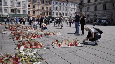 Un memorial para las víctimas del tiroteo en una escuela en Graz, Austria, el 12 de junio del 2025. (AP foto/Darko Bandic)