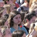 Estudiantes de la Universidad de Georgia se reúnen en la Plaza Tate del campus, el lunes 26 de febrero de 2024, en Athens, Georgia, para rendir tributo a Laken Riley, una estudiante de enfermería que fue encontrada sin vida el jueves 22 de febrero, después de que una compañera de cuarto informó que no regresó luego de salir a correr por la mañana en una zona boscosa del campus cerca de sus campos intramuros. (Nell Carroll/Atlanta Journal-Constitution via AP)