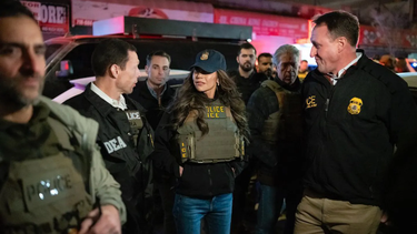 kristi noem participa en operativo migratorio en nueva york