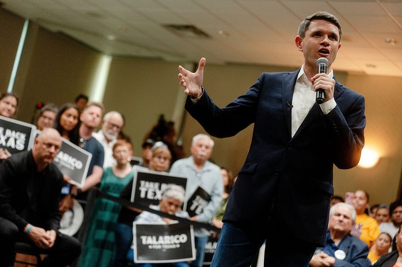 El candidato demócrata al Senado de Estados Unidos, James Talarico, habla en un mitin de campaña, el lunes 13 de julio de 2026, en Eagle Pass, Texas. (AP Foto/Brenda Bazán)