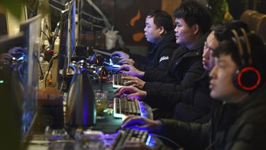 Gente jugando en internet en un cibercafé en Fuyang, en la provincia central china de Anhui, el viernes 1 de marzo de 2019.(Chinatopix via AP)