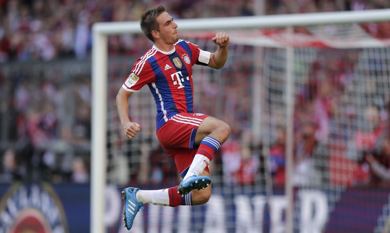 El jugador de Bayern Munich, Philipp Lahm, festeja un gol contra Werder Bremen en la Bundesliga el s&aacute;bado, 18 de octubre de 2014, en Munich, Alemania. (AP Photo/Matthias Schrader)