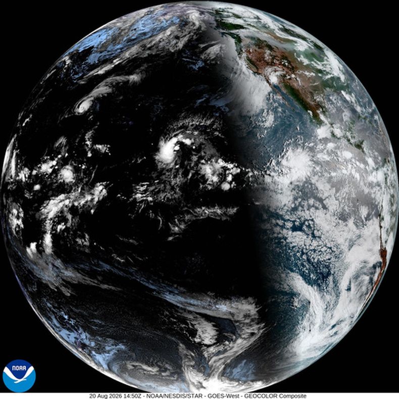 En esta imagen satelital, proporcionada por la Oficina Nacional de Administración Oceánica y Atmosférica (NOAA, por sus siglas en inglés) se muestra el huracán Lala el jueves 20 de agosto de 2026, en el océano Pacífico, al noreste de Hawai. (NOAA vía AP)