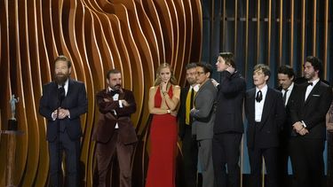 Kenneth Branagh, de izquierda a derecha, David Krumholtz, Emily Blunt, Alden Ehrenreich, Robert Downey Jr., Josh Hartnett, Cillian Murphy, Casey Affleck, y Benny Safdie reciben el premio a mejor elenco en una pelócula por Oppenheimer en la 30a entrega anual de los Premios SAG del Sindicato de Actores de la Pantalla el sábado 24 de febrero de 2024 en el Shrine Auditorium en Los Ángeles. (Foto AP/Chris Pizzello)