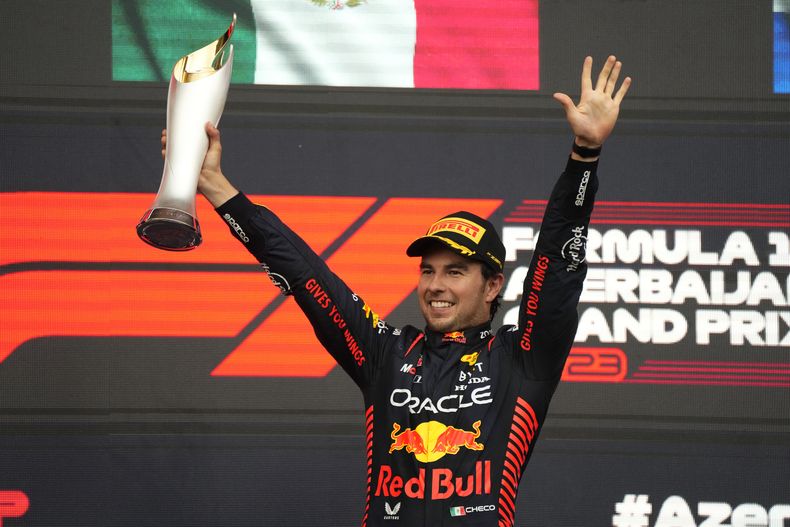 Sergio Pérez de Red Bull celebra en el podio su victoria en el Gran Premio de Azerbaiyáne, el domingo 30 de abril de 2023, en Bakú. (AP Foto/Sergei Grits)