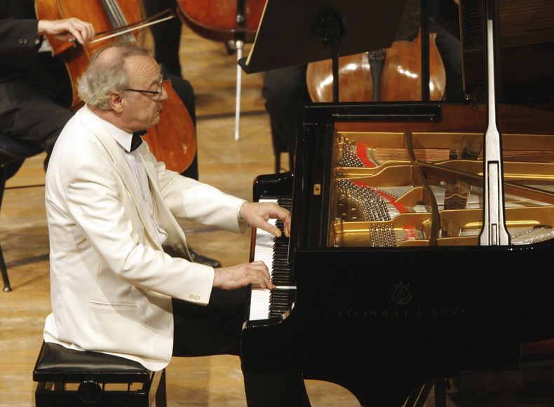ARCHIVO - El pianista austríaco Alfred Brendel toca al piano con la Orquesta Real del Concertgebouw en el Festival de Lucerna en Lucerna, Suiza, el 5 de septiembre de 2006. (Foto AP/Keystone, Urs Flueeler, archivo)