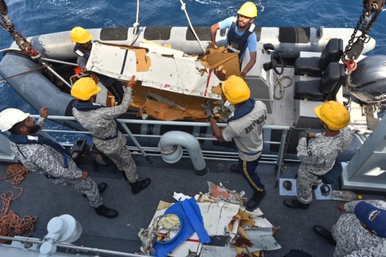 En esta imagen publicada por la Marina de Pakistán, personal de la Armada traslada restos de un avión de carga de la compañía K2 Airways en un buque militar tras recuperarlo del fondo del mar cerca de Omara, una población a unos 360 kilómetros (220 millas), al oeste de Karachi, Pakistán, el miércoles 8 de julio de 2026. (Armada de Pakistán via AP)