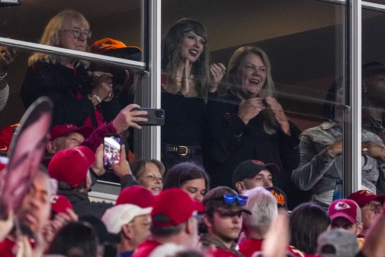 Taylor Swift, centro arriba, en la primera mitad del partido de fútbol americano de la NFL entre los Chiefs de Kansas City y los Buccaneers de Tampa Bay, el lunes 4 de noviembre de 2024, en Kansas City, Missouri (Foto AP/Ed Zurga)
