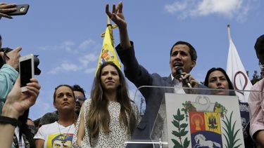 Entrevista AP: Guaidó desafía prohibición de Maduro a ayuda