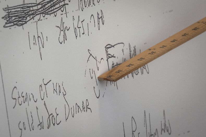 Una cara sonriente escrita con la firma de Aretha Franklin en 2014 se ve durante el primer día de un juicio con jurado sobre los testamentos de Franklin en el Tribunal de Sucesiones del Condado de Oakland en Pontiac, Michigan, el lunes 10 de julio de 2023. Un documento escrito a mano por la cantante Aretha Franklin y encontrado en su sofá después de su muerte en 2018 es un testamento válido en Michigan, dijo un jurado el martes 11 de julio de 2023, un giro crítico en una disputa que ha enfrentado a sus hijos entre sí. (Sarahbeth Maney/Detroit Free Press vía AP)