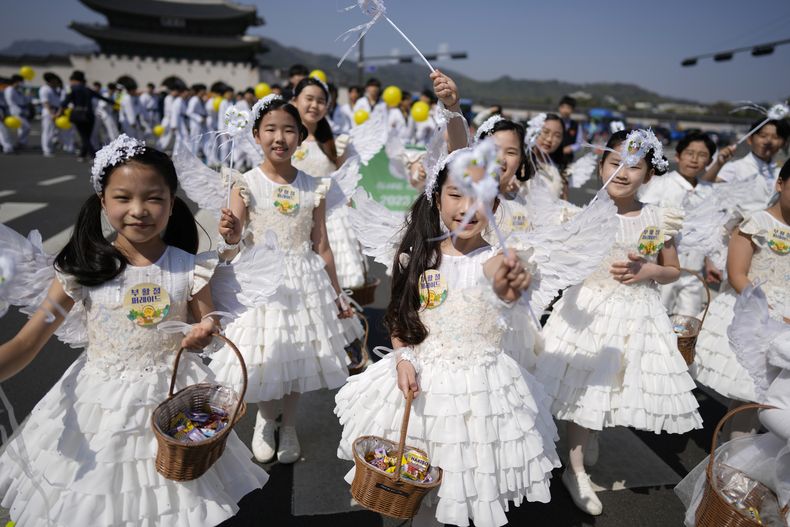 Niñas vestidas como ángeles durante un desfile de Pascua, el 9 de abril de 2023, en Seúl, Corea del Sur. (AP Foto/Lee Jin-man, Archivo)