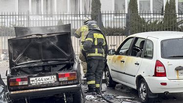 Esta imagen publicada por el canal en Telegram del gobernador regional de Belgorod, Vyacheslav Gladkov, el sábado 16 de marzo de 2024, muestra a trabajadores de emergencia que laboran en autos dañados y quemados tras la caída de proyectiles desde Ucrania, en Belgorod, Rusia. (Gobernador regional de Belgorod Vyacheslav Gladkov vía AP)