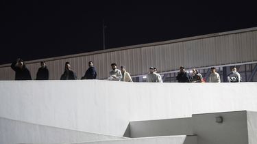 Migrantes caminan hacia México tras ser deportados de Estados Unidos en el puente El Chaparral en Tijuana, México, el 21 de enero del 2025. (AP foto/Felix Marquez)