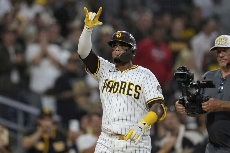Martín Maldonado de los Padres de San Diego celebra tras conectar un jonrón durante la quinta entrada de un partido de béisbol contra los Nacionales de Washington el martes 24 de junio de 2025, en San Diego. (AP Foto/Gregory Bull)