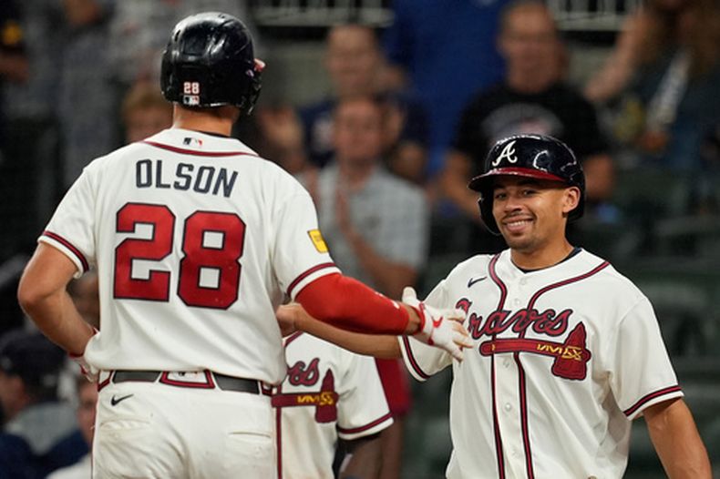 El primera bade de los Bravos de Atlanta, Matt Olson (28), celebra después de conectar un jonrón de dos carreras en la octava entrada del juego de béisbol contra los Mets de Nueva York, Martes 11 de agosto de 2026, en Atlanta. (AP Foto/Mike Stewart)