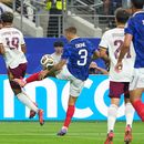 Lucas Digne, de Francia, patea a Lamine Yamal, de España, en la semifinal de la Copa del Mundo, el martes 14 de julio de 2026 en Arlington, Texas (AP Foto/Julio Cortez)