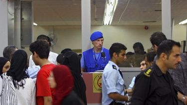 ARCHIVO - Un observador de la Unión Europea ve a palestinos pasar de Egipto hacia la Franja de Gaza el martes 18 de julio de 2006, en el cruce fronterizo de la ciudad de Rafah. (AP Foto/ Khalil Hamra, archivo)