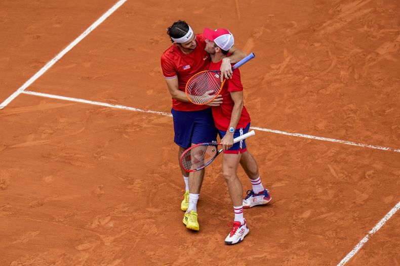 En foto del sábado 3 de agosto del 2024, Taylor Fritz y Tommy Paul de los Estados Unidos celebran al vencer a la dupla cecha por la medalla de bronce en los Juegos Olímpicos. (AP Foto/Manu Fernandez)