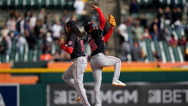 CJ Abrams (5) y Nasim Núñez (26) de los Nacionales de Washington celebran la victoria ante los Tigres de Detroit, el miércoles 23 de septiembre de 2026, en Detroit. (AP Foto/Paul Sancya)