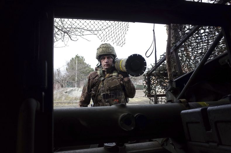 En esta imagen, distribuida por la 65ta Brigada Mecanizada de Ucrania, un soldado lleva un TOW a un Humvee estadounidense en la línea del frente en la región de Zaporiyia, Ucrania, el 6 de marzo de 2025, (Andriy Andriyenko/65ta Brigada Mecanizada de Ucrania vía AP)