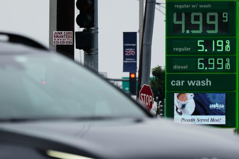 Una estación de servicio exhibe precios de gasolina en Streamwood, Illinois, el miércoles 30 de septiembre de 2026. (Foto AP/Nam Y. Huh)