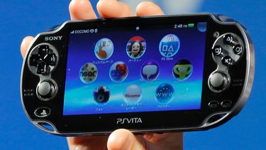 americateve | En imagen del 14 de septiembre de 2011 se aprecia el dispositivo para videojuegos de Sony PlayStation Vita. La empresa anunci&oacute; el martes 3 de junio que dejar&aacute; de vender el aparato. (Foto de AP/Itsuo Inouye, archivo)