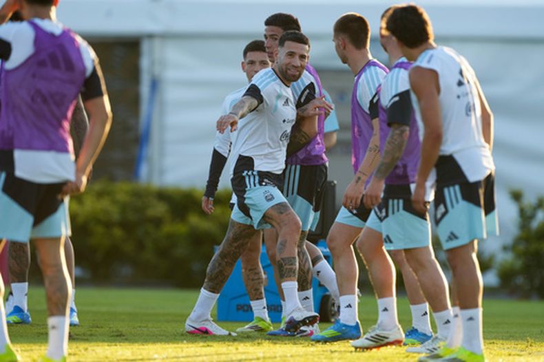 El argentino Nicolás Otamendi (centro) asiste a una sesión de entrenamiento antes de un juego amistoso internacional contra Mauritania, en la Asociación del Fútbol Argentino en Buenos Aires, Argentina, el miércoles 25 de marzo de 2026. (Foto AP/Gustavo Garello)