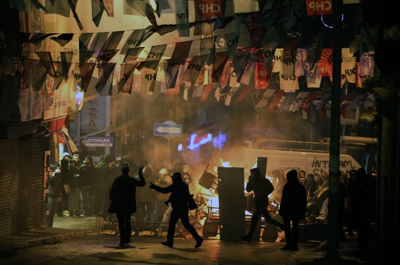 Manifestantes chocan con policias antidisturbios despu&eacute;s del funeral de un adolkescente en Estambul, Turqu&iacute;a, el mi&eacute;rcoles 12 de marzo de 2014. El adolescente Berkin Elvan, de 14 a&ntilde;os, muri&oacute; nueve meses despu&eacute;s de