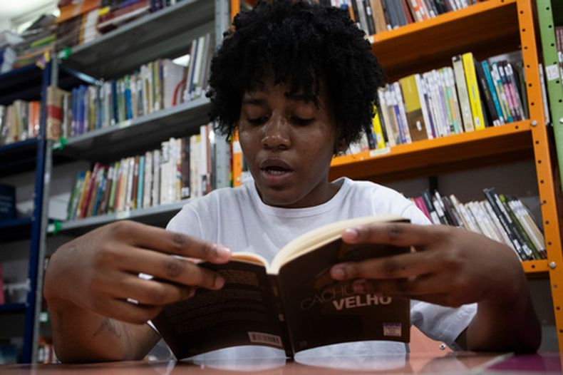 Joseane Silva de Oliveira lee un libro en la biblioteca de la Cárcel para Mujeres Djanira Dolores de Oliveira en Río de Janeiro, el 25 de marzo del 2026. (AP foto/Bruna Prado)