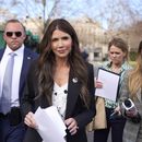 La secretaria de Seguridad Nacional Kristi Noem camina frente a los periodistas en la Casa Blanca, el lunes 10 de marzo de 2025, en Washington. (AP Foto/Alex Brandon)