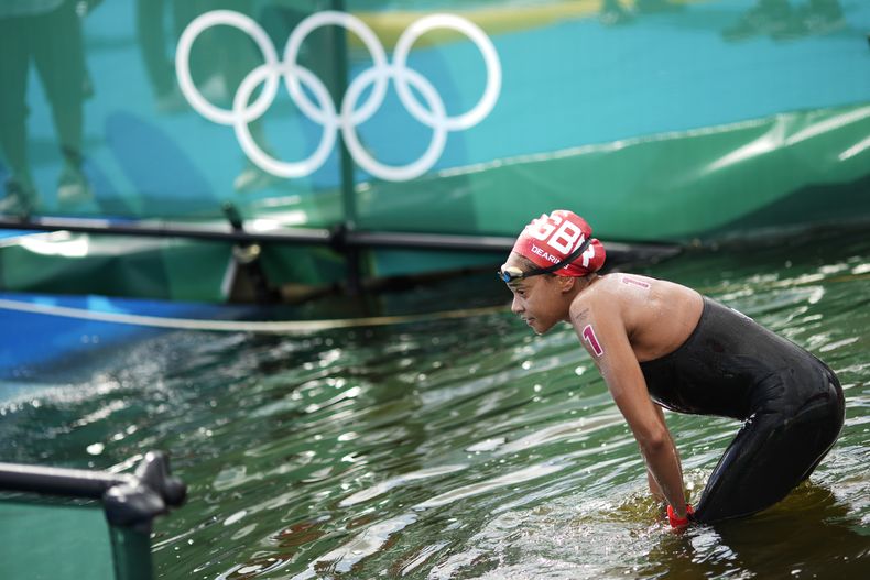 ARCHIVO - Foto del 4 de agosto del 2023, la británica Alice Dearing sale del agua tras el maratón de natación en los Juegos Olímpicos de Tokio. (AP Foto/David Goldman)