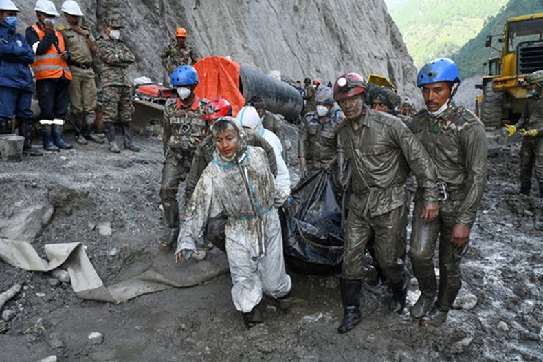 En esta imagen proporcionada por el Ejército de Nepal, soldados nepalíes llevan los cuerpos de trabajadores recuperados durante una operación de búsqueda y rescate en la instalación hidroeléctrica Chilime tras unas inundaciones repentinas en el distrito nepalí de Rasuwa, el miércoles 16 de septiembre de 2026. (Ejército de Nepal via AP)
