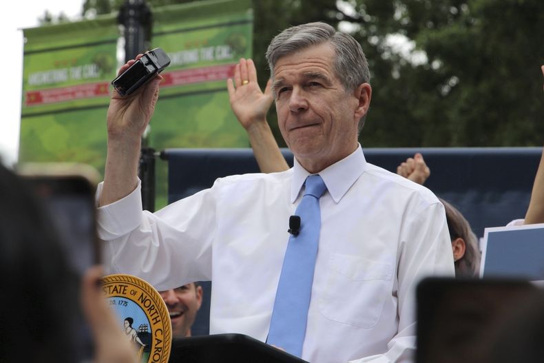 El gobernador de Carolina del Norte, Roy Cooper, muestra su sello de veto antes de estamparlo en un proyecto de ley que prohíbe casi todos los abortos tras las 12 semanas del embarazo, el sábado 13 de mayo de 2023, en Raleigh, Carolina del Norte. (AP Foto/Hannah Schoenbaum)