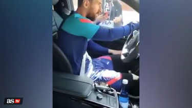 el enfado de lionel messi con los tik tokers a la salida del camp nou: ¿les parece normal hacer siempre lo mismo?