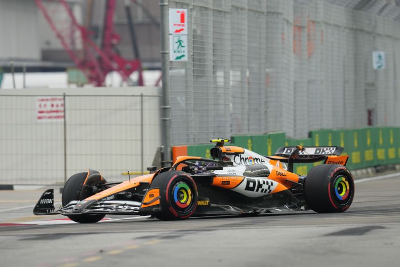 Lando Norris de McLaren en la primera práctica del Gran Premio de Singapur el viernes 20 de septiembre del 2024. (AP Foto/Vincent Thian)