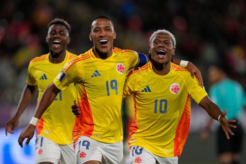 Kener Gonzalez (19), de Colombia, celebra con Óscar Perea después de marcar el gol de su selección frente a Nigeria durante el partido de fútbol de la Copa Mundial Sub20 correspondiente al grupo F, el domingo 5 de octubre de 2025, en Talca, Chile. (AP Foto/Matias Delacroix)