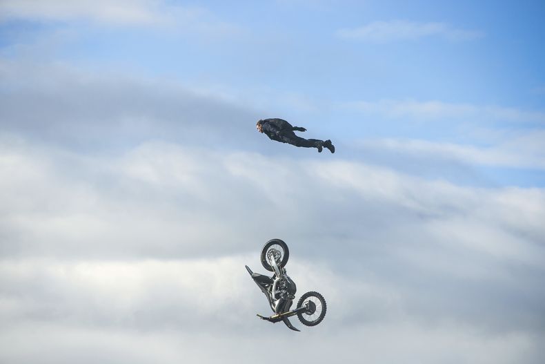 En esta imagen proporcionada por Paramount Pictures, Tom Cruise en una escena de Mission: Impossible - Dead Reckoning, Part One. (Paramount Pictures vía AP)