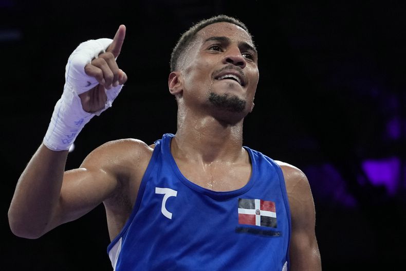 El dominicano Yunior Alcántara celebra su triunfo sobre el español Rafael Lozano en su combate de cuartos de final en la categoría de peso mosca de los Juegos Olímpicos, el viernes 2 de agosto de 2024, en Villepinte, Francia. (AP Foto/Ariana Cubillos)