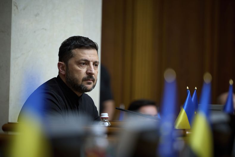 El presidente ucraniano Volodymyr Zelenskyy asiste a la sesión del Parlamento en Kiev, Ucrania, el jueves 17 de julio de 2025. (AP Foto/Vadym Sarakhan)