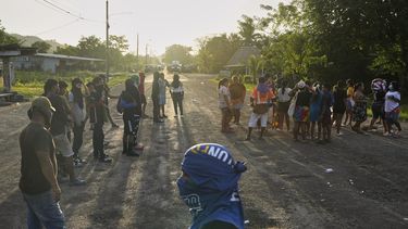 Manifestantes antigubernamentales bloquean la Carretera Panamericana durante una protesta contra los cambios al sistema de seguridad social en Piriatí, Panamá, el martes 20 de mayo de 2025. (AP Foto/Matías Delacroix)