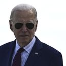 El presidente estadounidense Joe Biden llega al aeropuerto de Orly, en el sur de París, el miércoles 5 de junio de 2024. (Julien de Rosa, Pool vía AP)