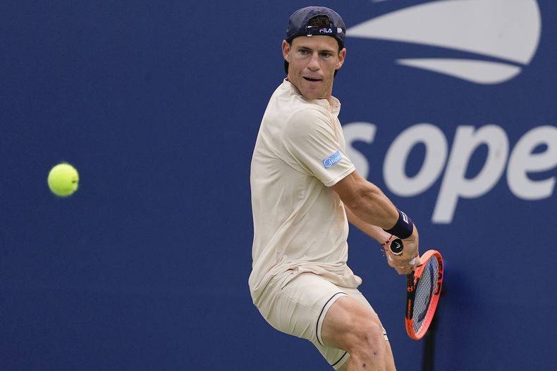 Diego Schwartzman devuelve ante Gael Monfils en la primera ronda del Abierto de Estados Unidos, el lunes 26 de agosto de 2024, en Nueva York. (AP Foto/Julia Nikhinson)