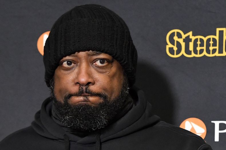 Mike Tomlin, entrenador de los Steelers de Pittsburgh, responde durante una conferencia de prensa, luego de caer ante los Bills de Buffalo en los playoffs, el lunes 15 de ehnero de 2024 (AP Foto/Adrian Kraus)