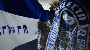 Un aficionado salvadoreño alienta a la gimnasta de su país en las finales por aparatos de los Juegos Centroamericanos y del Caribe, el miércoles 28 de junio de 2023 (AP Foto/Arnulfo Franco)
