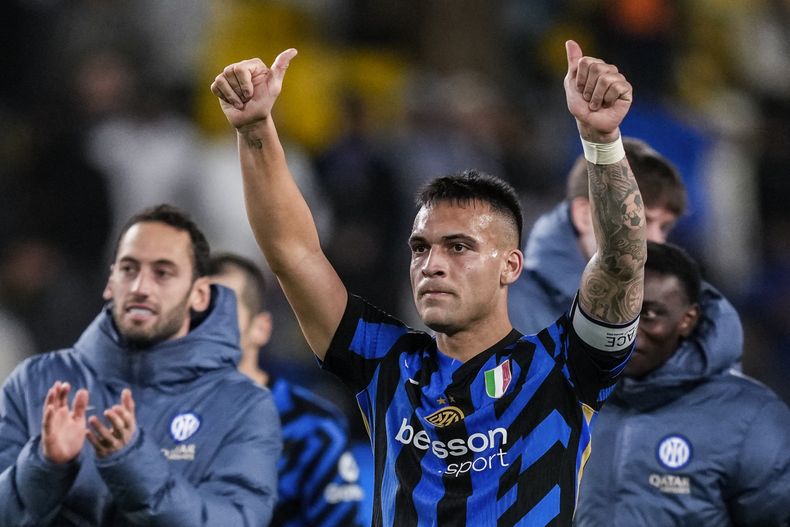 El argentino Lautaro Martínez, del Inter, festeja tras vencer al Atalanta en la Supercopa de Italia, el jueves 2 de enero de 2025, en Riad (AP Foto/Altaf Qadri)