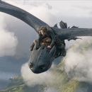Esta imagen difundida por Universal Pictures muestra a Mason Thames como Hipo, viajando sobre Chimuelo en una escena de How to Train Your Dragon. (Universal Pictures vía AP)