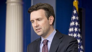 americateve | Josh Earnest, secretario de prensa de la Casa Blanca, habla durante la conferencia de prensa diaria en la residencia presidencial, en Washington, el mi&eacute;rcoles 15 de octubre de 2014. Earnest respondi&oacute; preguntas sobre la respuesta del gobierno
