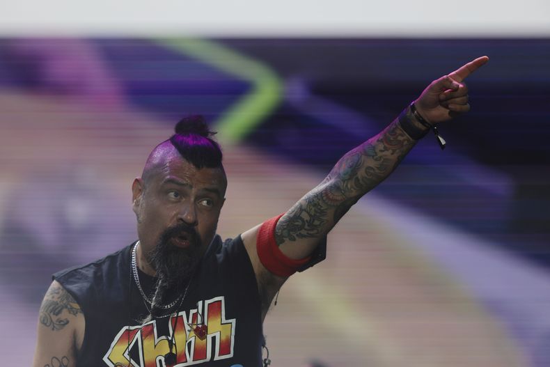 El cantante mexicano Luis Román conocido como Dr. Shenka de Panteón Rococó durante su concierto en el Festival Vive Latino en la Ciudad de México el sábado 16 de marzo de 2024. (Foto AP/Ginnette Riquelme)
